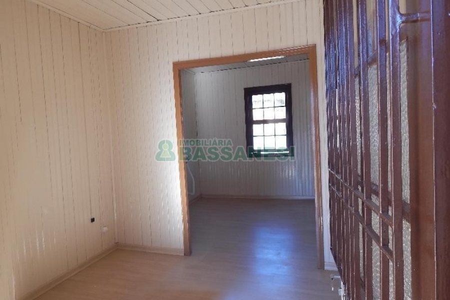 Casa com 70m², 2 dormitórios, 1 vaga, no bairro Panazzolo em Caxias do Sul para Alugar