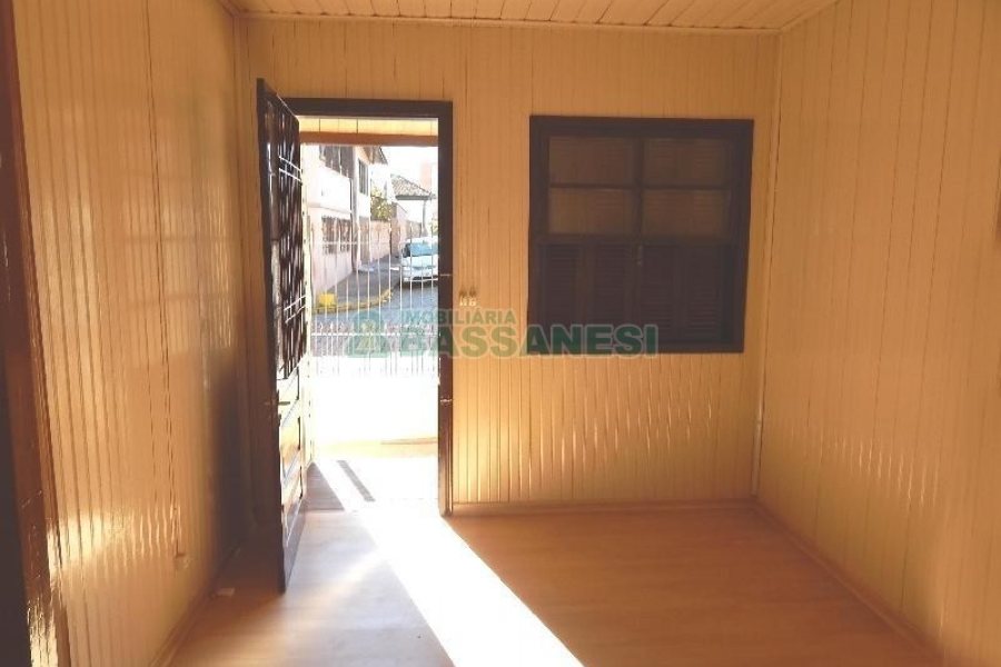Casa com 70m², 2 dormitórios, 1 vaga, no bairro Panazzolo em Caxias do Sul para Alugar