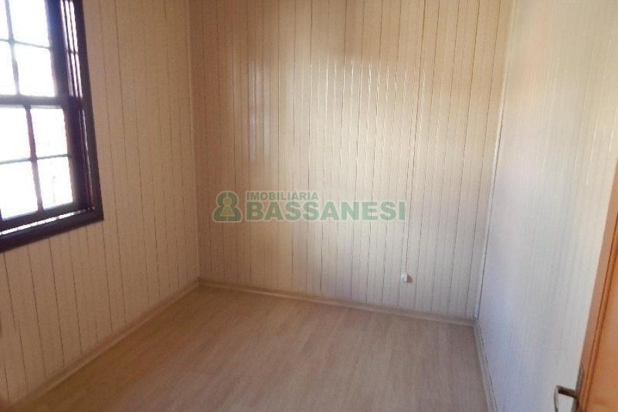 Casa com 70m², 2 dormitórios, 1 vaga, no bairro Panazzolo em Caxias do Sul para Alugar