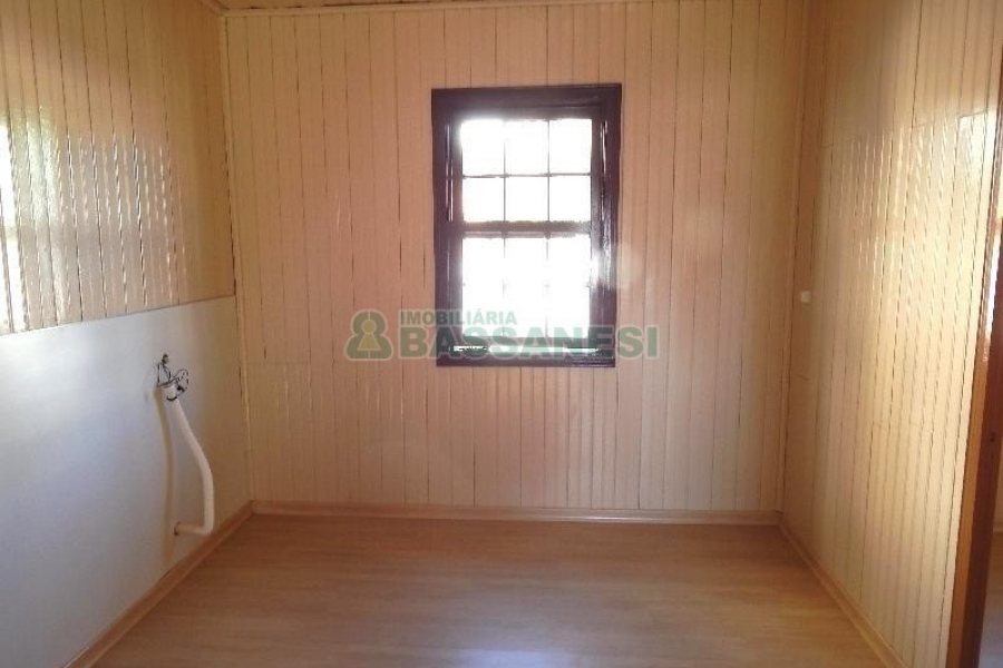 Casa com 70m², 2 dormitórios, 1 vaga, no bairro Panazzolo em Caxias do Sul para Alugar