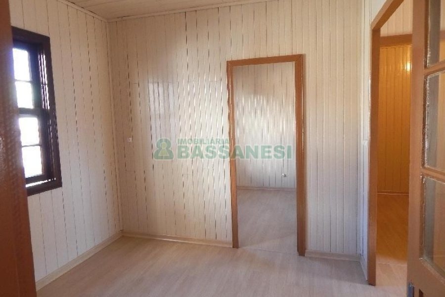 Casa com 70m², 2 dormitórios, 1 vaga, no bairro Panazzolo em Caxias do Sul para Alugar