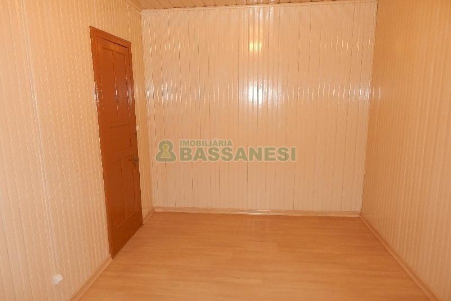 Casa com 70m², 2 dormitórios, 1 vaga, no bairro Panazzolo em Caxias do Sul para Alugar