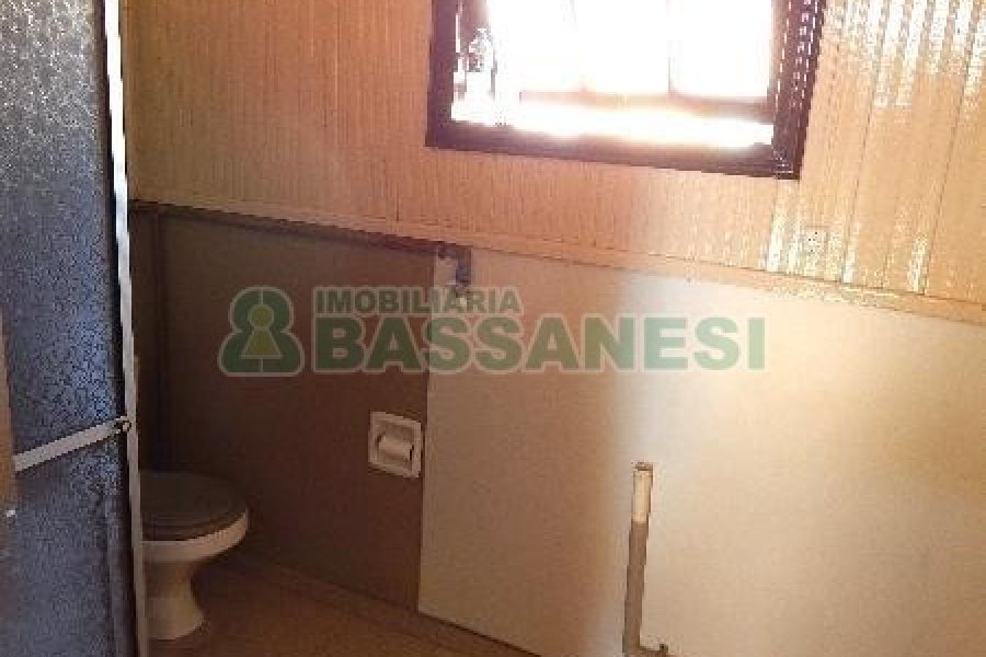 Casa com 70m², 2 dormitórios, 1 vaga, no bairro Panazzolo em Caxias do Sul para Alugar