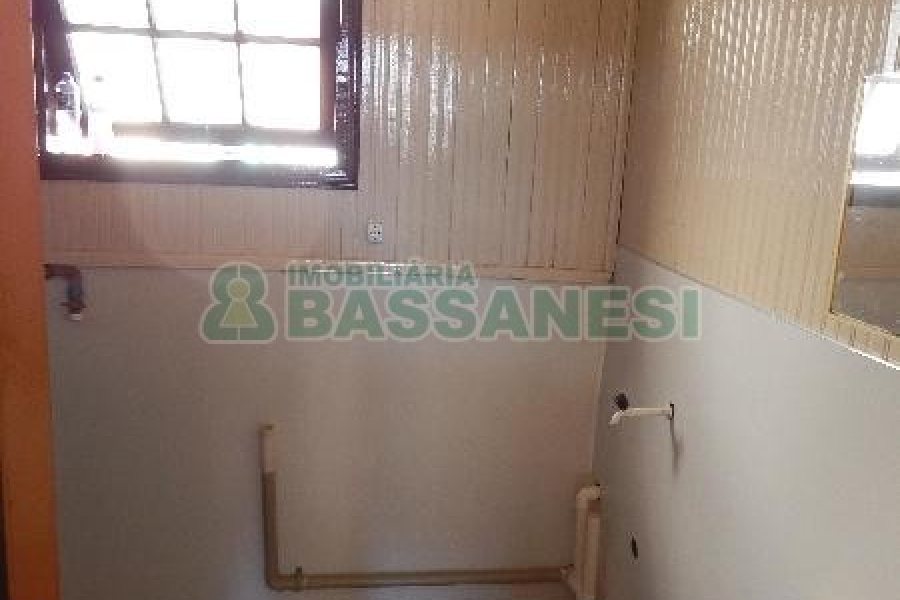 Casa com 70m², 2 dormitórios, 1 vaga, no bairro Panazzolo em Caxias do Sul para Alugar