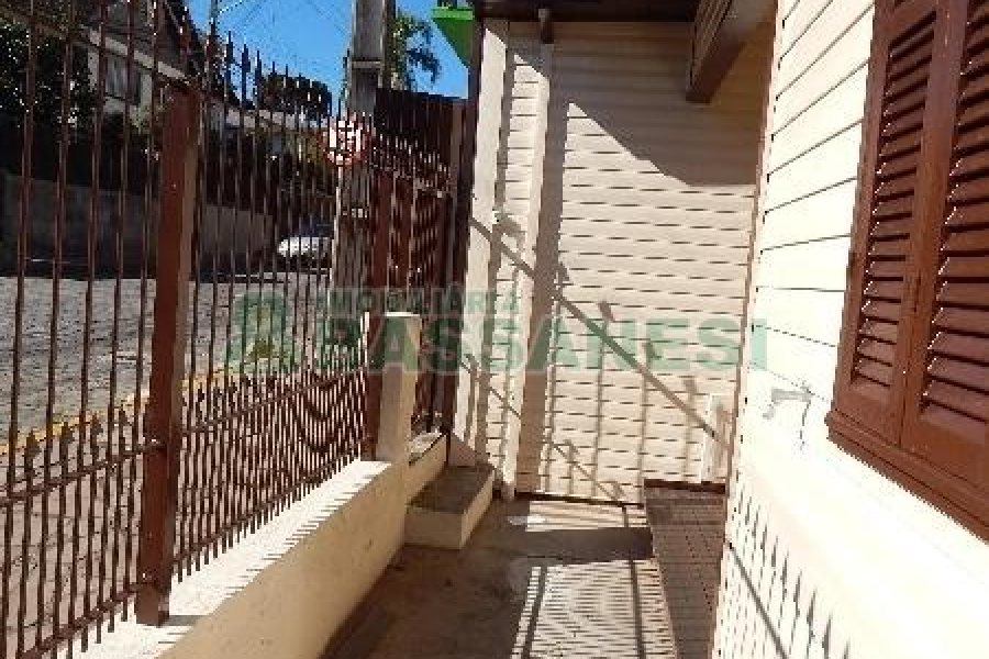 Casa com 70m², 2 dormitórios, 1 vaga, no bairro Panazzolo em Caxias do Sul para Alugar