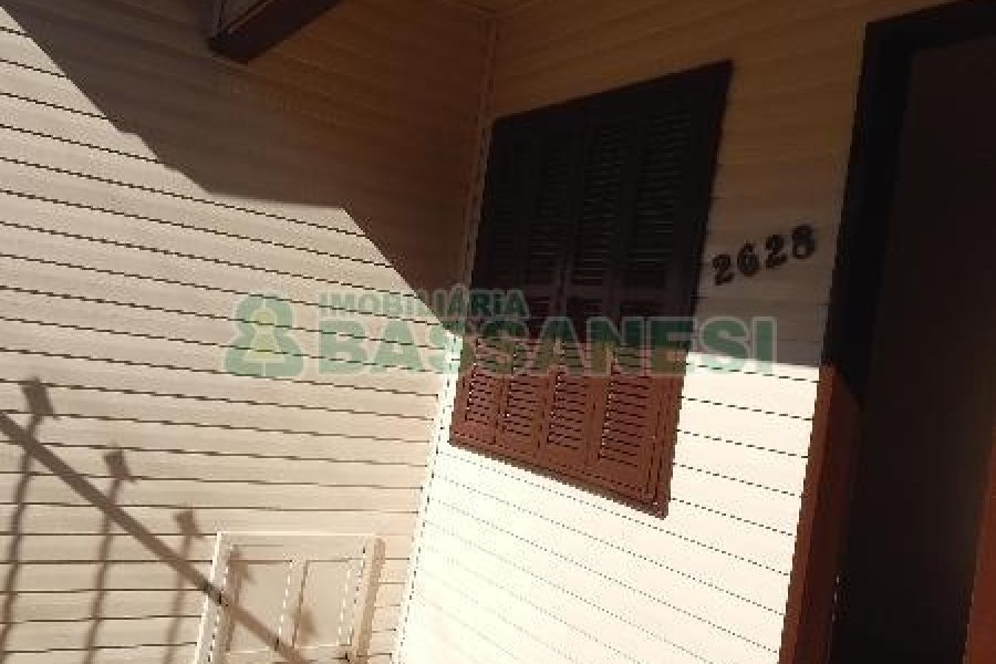 Casa com 70m², 2 dormitórios, 1 vaga, no bairro Panazzolo em Caxias do Sul para Alugar