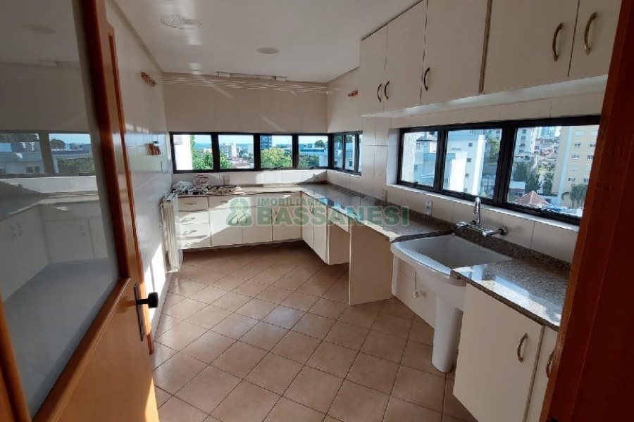 Apartamento com 266m², 3 dormitórios, 2 vagas, no bairro São Pelegrino em Caxias do Sul para Alugar
