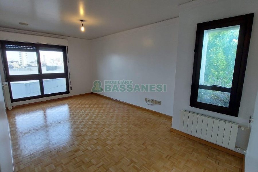 Apartamento com 266m², 3 dormitórios, 2 vagas, no bairro São Pelegrino em Caxias do Sul para Alugar