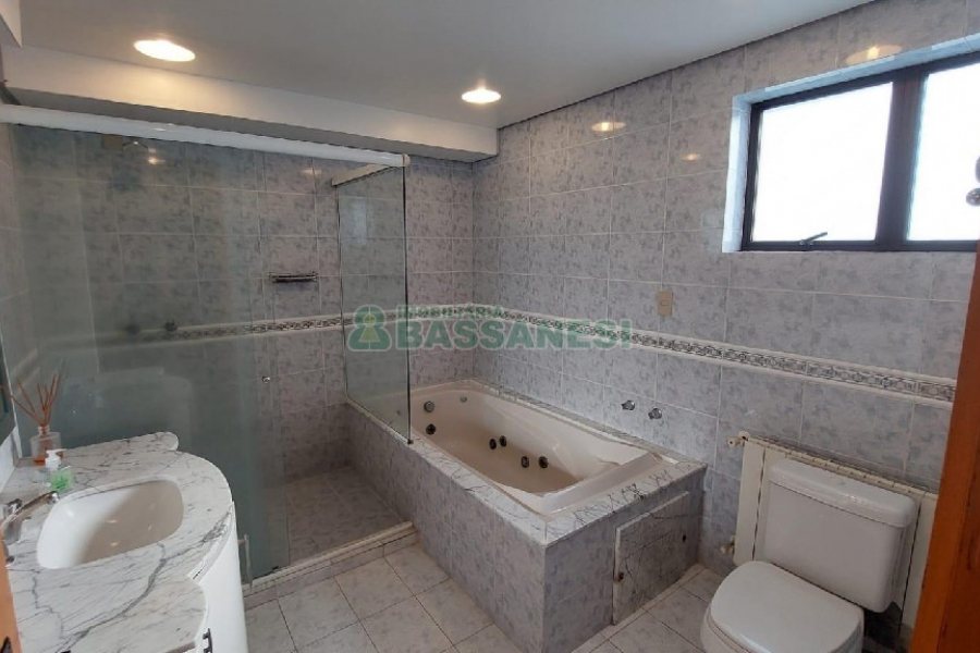 Apartamento com 266m², 3 dormitórios, 2 vagas, no bairro São Pelegrino em Caxias do Sul para Alugar