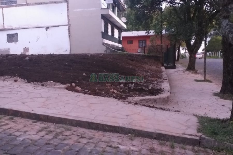 Terreno com 120m², 3 dormitórios, 1 vaga, no bairro Jardim América em Caxias do Sul para Comprar