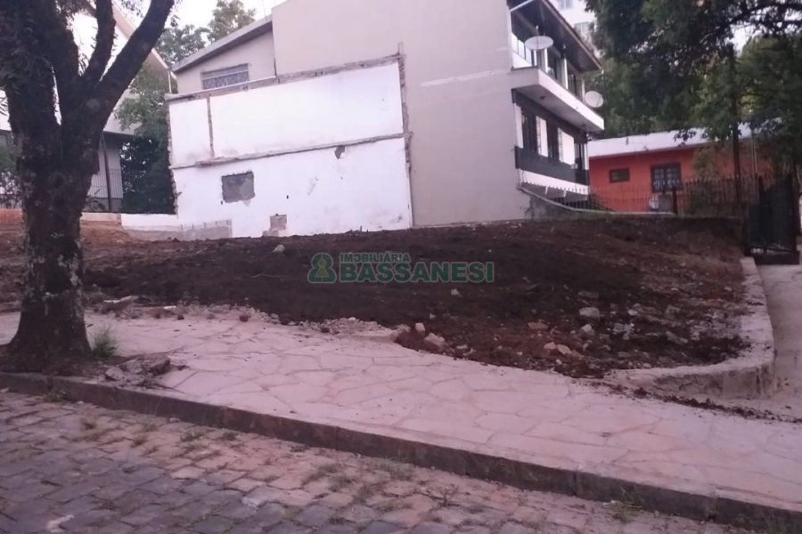 Terreno com 120m², 3 dormitórios, 1 vaga, no bairro Jardim América em Caxias do Sul para Comprar