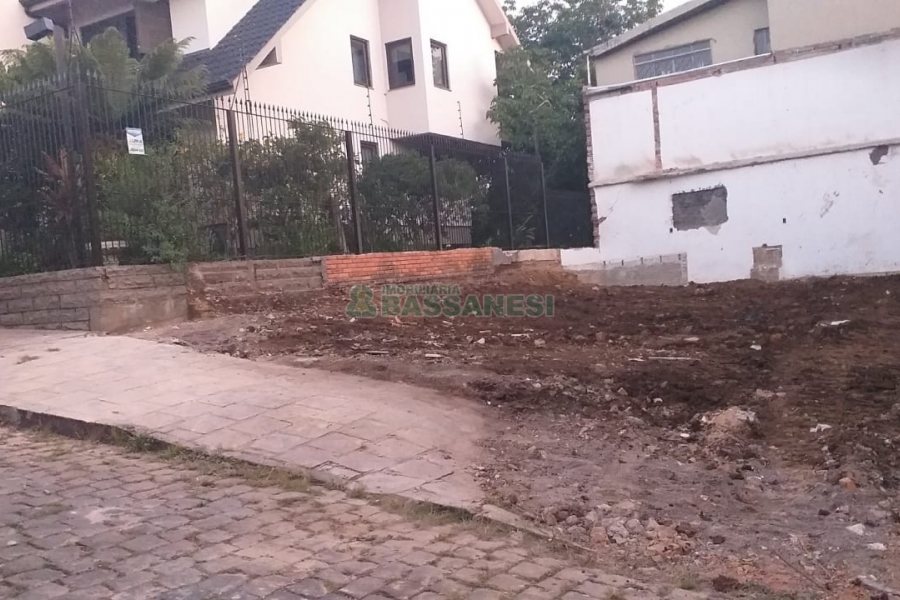 Terreno com 120m², 3 dormitórios, 1 vaga, no bairro Jardim América em Caxias do Sul para Comprar