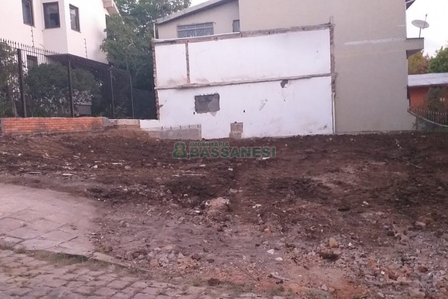 Terreno com 120m², 3 dormitórios, 1 vaga, no bairro Jardim América em Caxias do Sul para Comprar