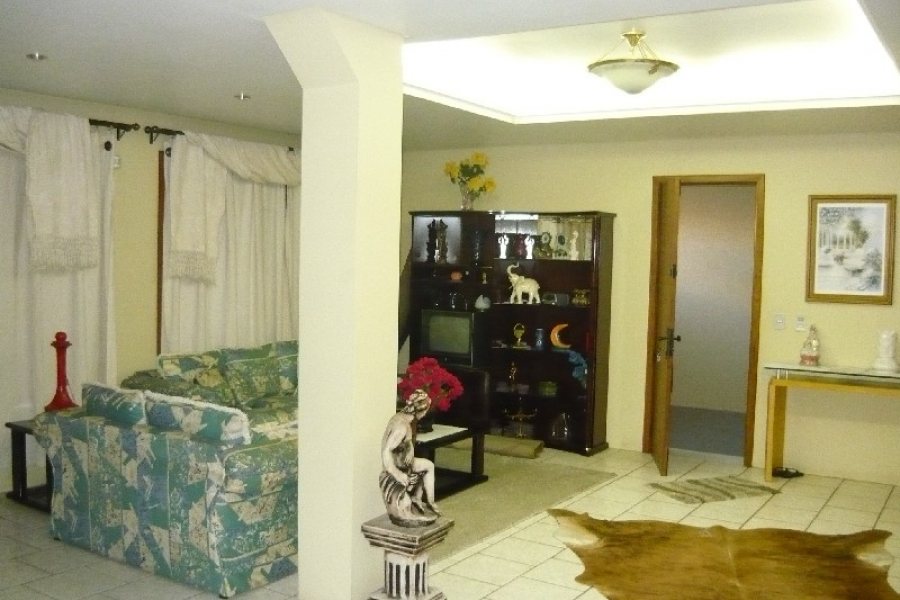 Casa com 599m², 4 dormitórios, 4 vagas, no bairro Santa Catarina em Caxias do Sul para Comprar