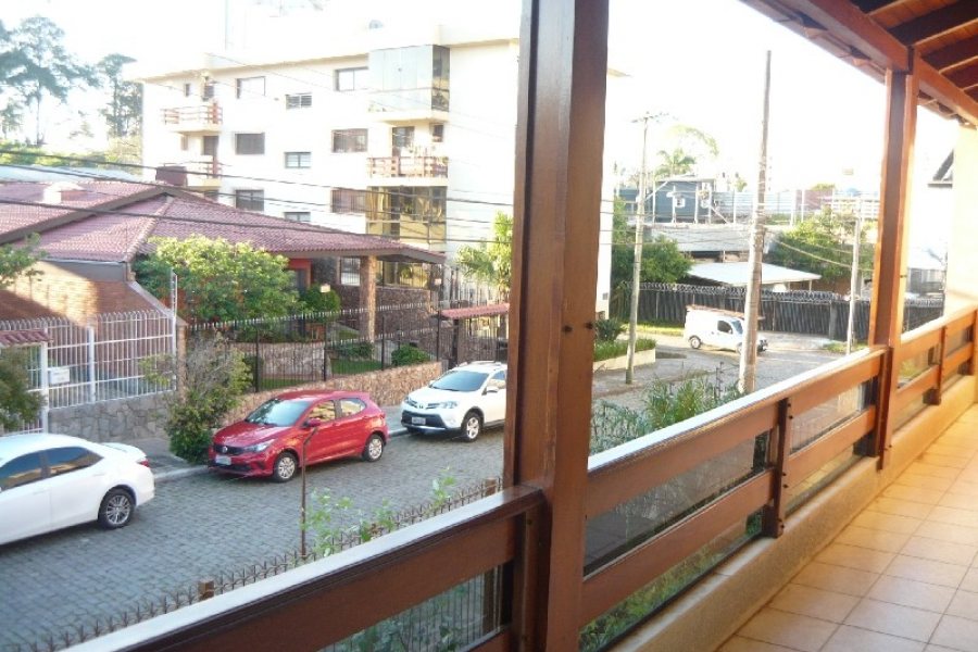 Casa com 599m², 4 dormitórios, 4 vagas, no bairro Santa Catarina em Caxias do Sul para Comprar