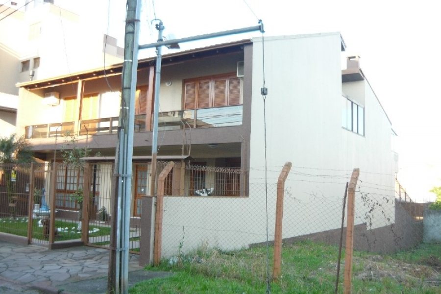 Casa com 599m², 4 dormitórios, 4 vagas, no bairro Santa Catarina em Caxias do Sul para Comprar
