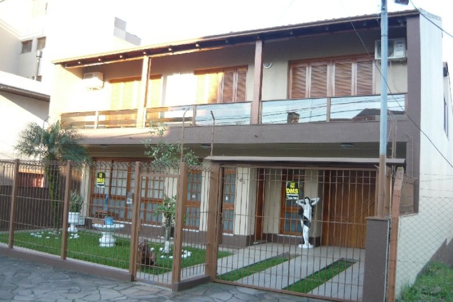 Casa com 599m², 4 dormitórios, 4 vagas, no bairro Santa Catarina em Caxias do Sul para Comprar