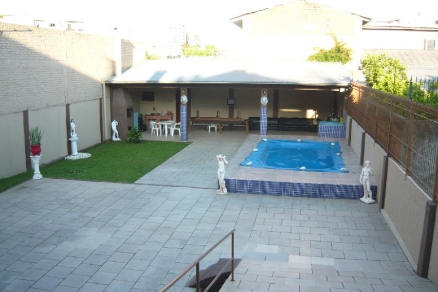 Casa com 599m², 4 dormitórios, 4 vagas, no bairro Santa Catarina em Caxias do Sul para Comprar