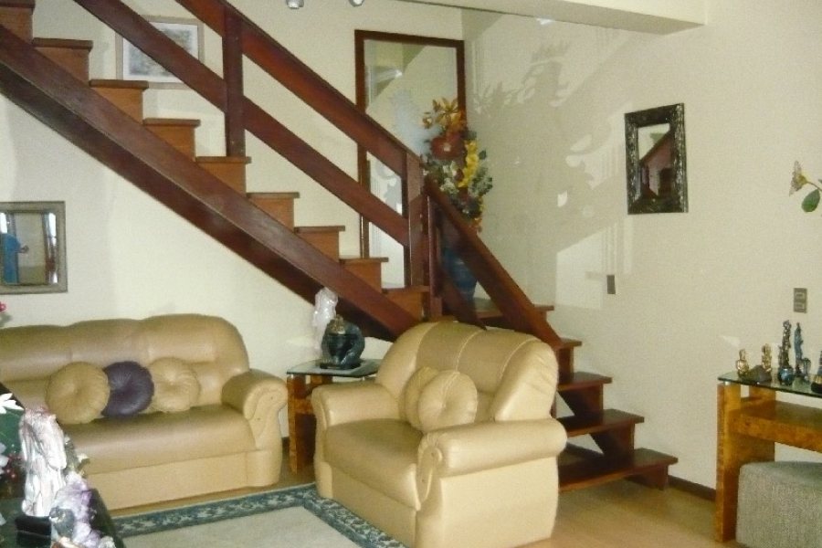 Casa com 599m², 4 dormitórios, 4 vagas, no bairro Santa Catarina em Caxias do Sul para Comprar