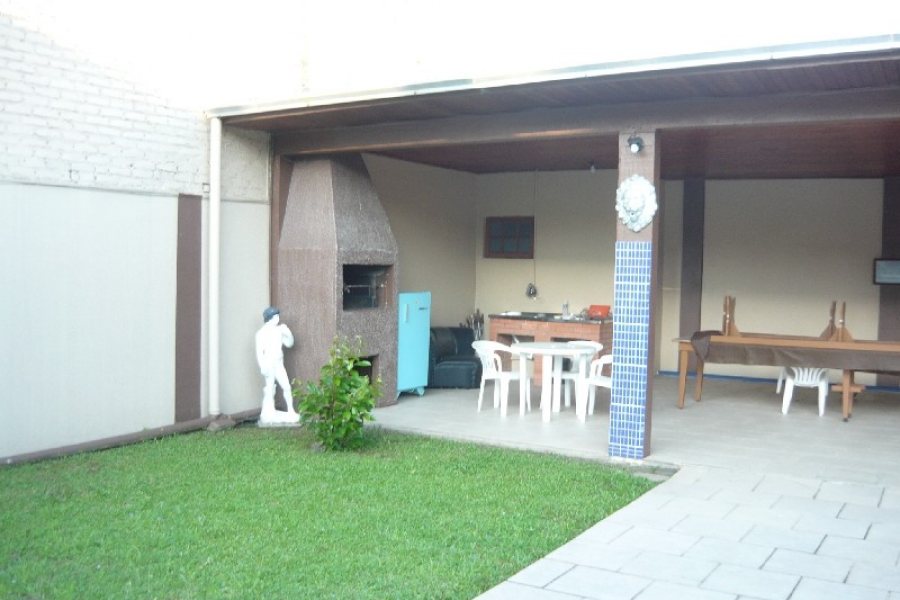 Casa com 599m², 4 dormitórios, 4 vagas, no bairro Santa Catarina em Caxias do Sul para Comprar