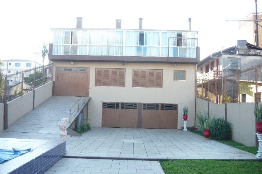 Casa com 599m², 4 dormitórios, 4 vagas, no bairro Santa Catarina em Caxias do Sul para Comprar