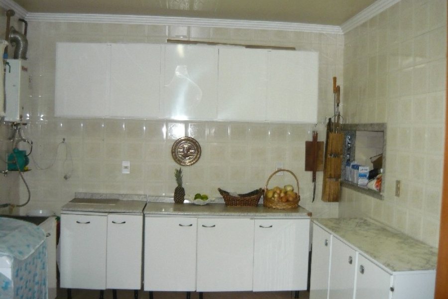 Casa com 599m², 4 dormitórios, 4 vagas, no bairro Santa Catarina em Caxias do Sul para Comprar