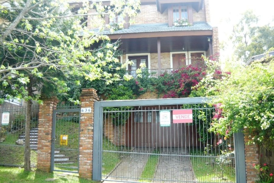 Casa com 404m², 4 dormitórios, 2 vagas, no bairro Universitário em Caxias do Sul para Comprar