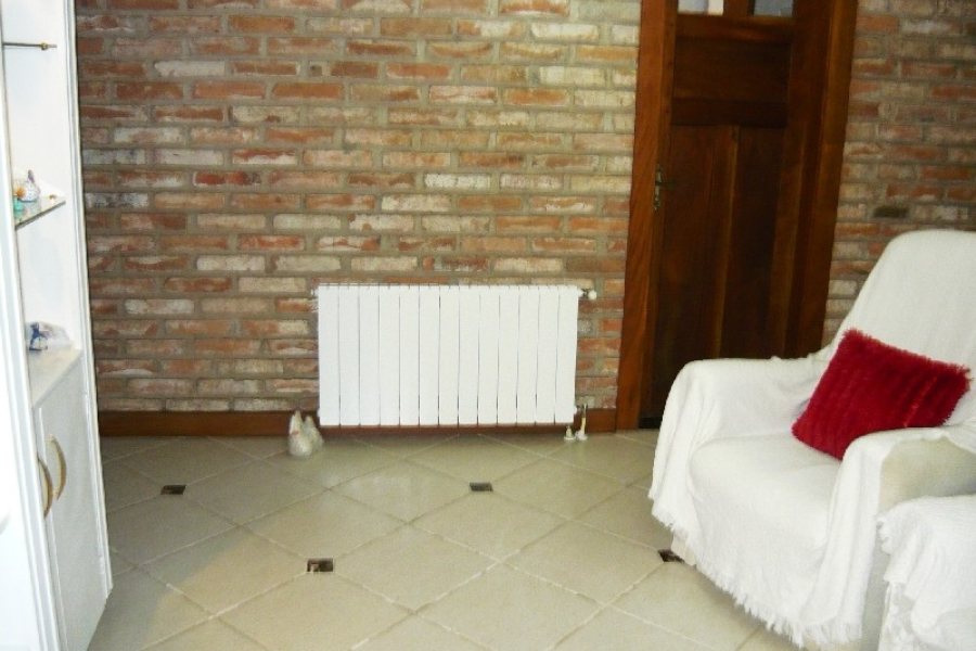 Casa com 404m², 4 dormitórios, 2 vagas, no bairro Universitário em Caxias do Sul para Comprar