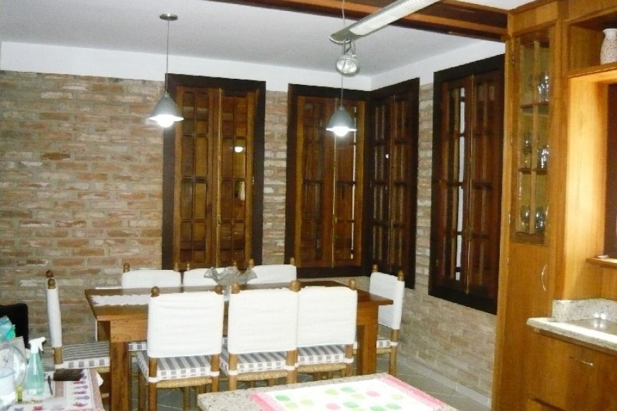 Casa com 404m², 4 dormitórios, 2 vagas, no bairro Universitário em Caxias do Sul para Comprar