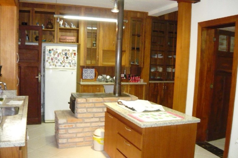 Casa com 404m², 4 dormitórios, 2 vagas, no bairro Universitário em Caxias do Sul para Comprar
