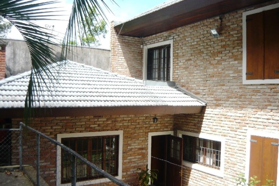 Casa com 404m², 4 dormitórios, 2 vagas, no bairro Universitário em Caxias do Sul para Comprar