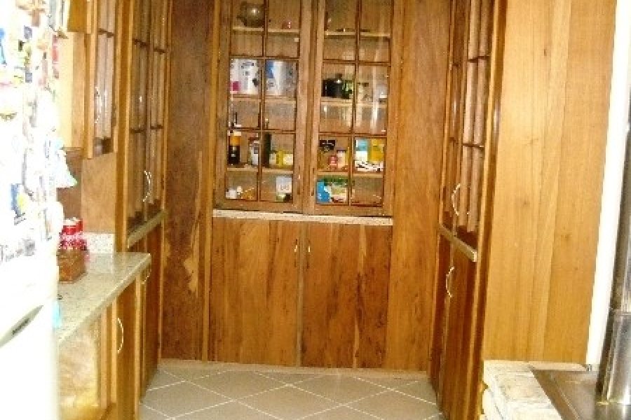 Casa com 404m², 4 dormitórios, 2 vagas, no bairro Universitário em Caxias do Sul para Comprar