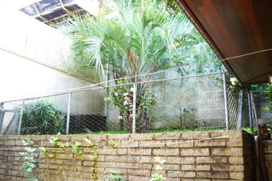 Casa com 404m², 4 dormitórios, 2 vagas, no bairro Universitário em Caxias do Sul para Comprar