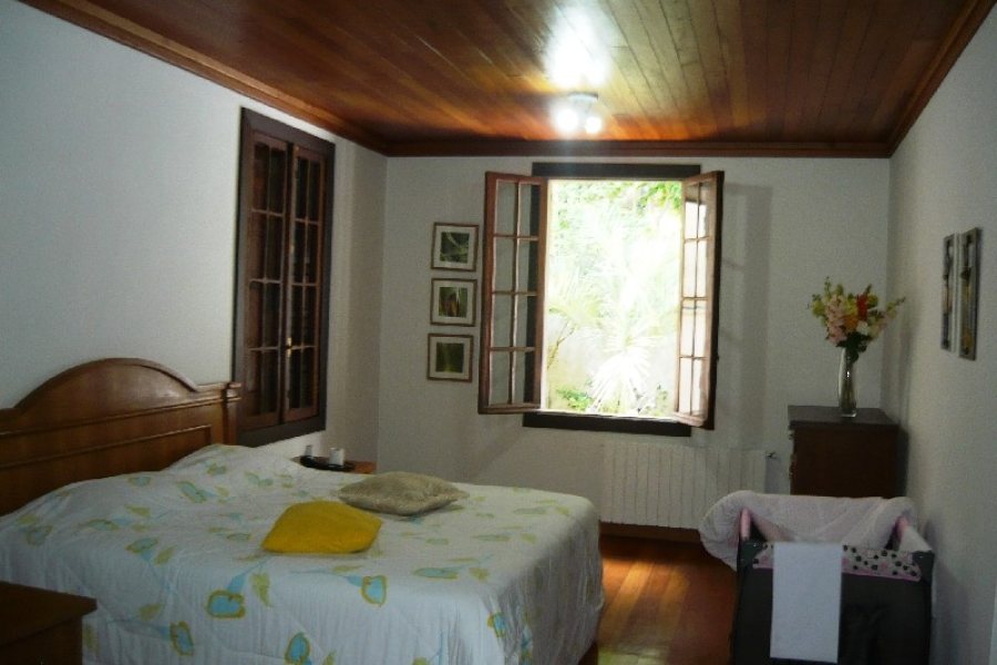 Casa com 404m², 4 dormitórios, 2 vagas, no bairro Universitário em Caxias do Sul para Comprar