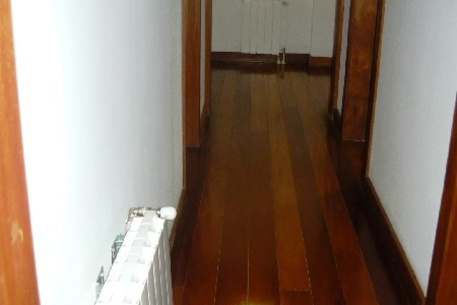 Casa com 404m², 4 dormitórios, 2 vagas, no bairro Universitário em Caxias do Sul para Comprar