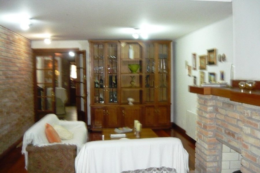 Casa com 404m², 4 dormitórios, 2 vagas, no bairro Universitário em Caxias do Sul para Comprar