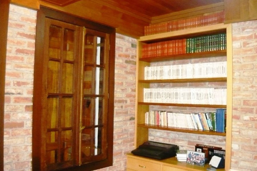 Casa com 404m², 4 dormitórios, 2 vagas, no bairro Universitário em Caxias do Sul para Comprar