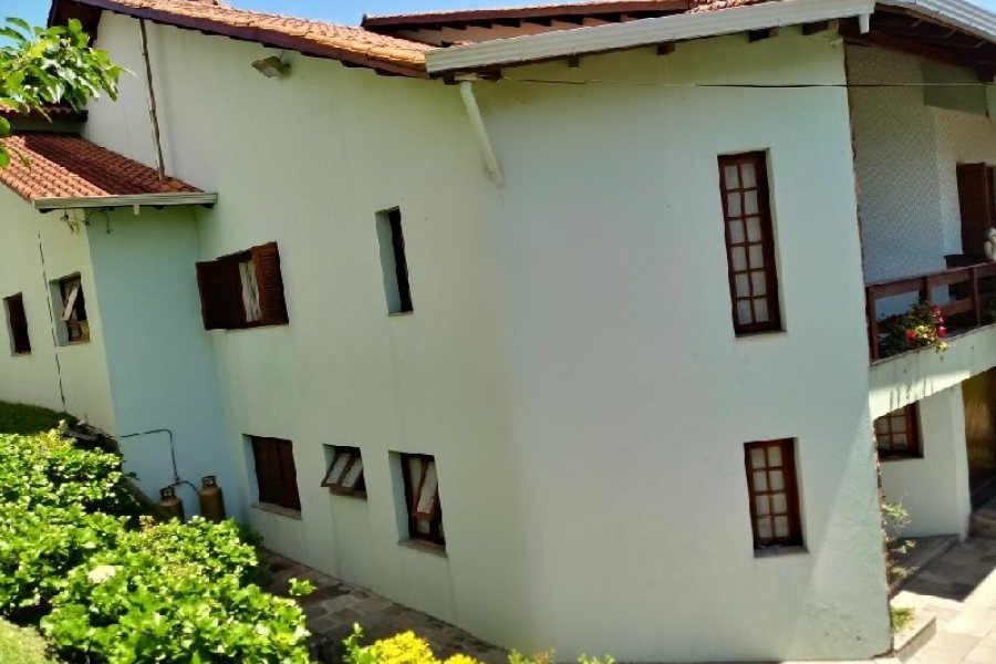 Casa com 350m², 4 dormitórios, 2 vagas, no bairro Desvio Rizzo em Caxias do Sul para Comprar