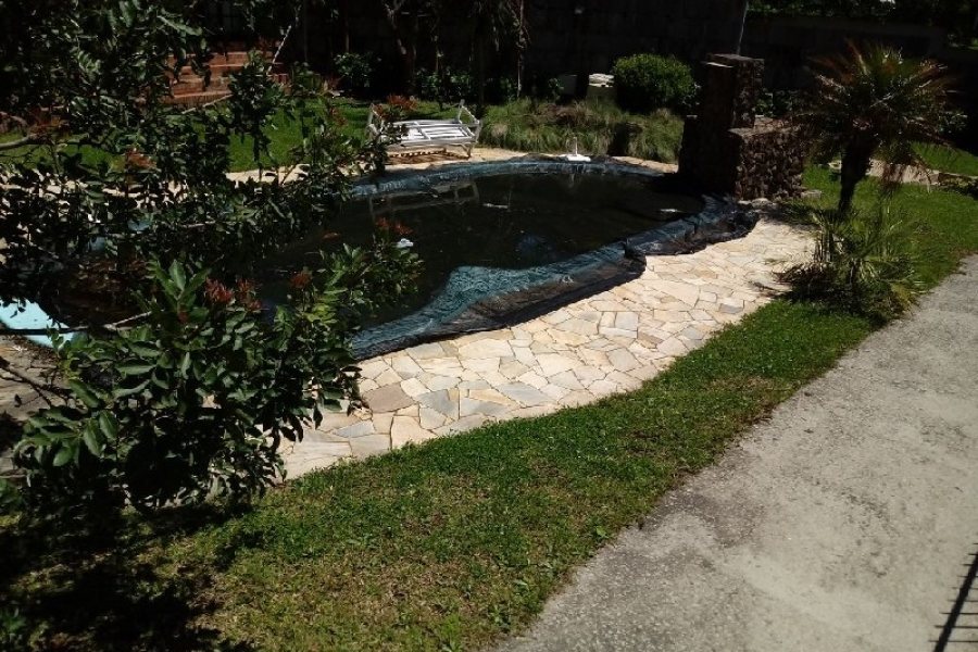 Casa com 350m², 4 dormitórios, 2 vagas, no bairro Desvio Rizzo em Caxias do Sul para Comprar