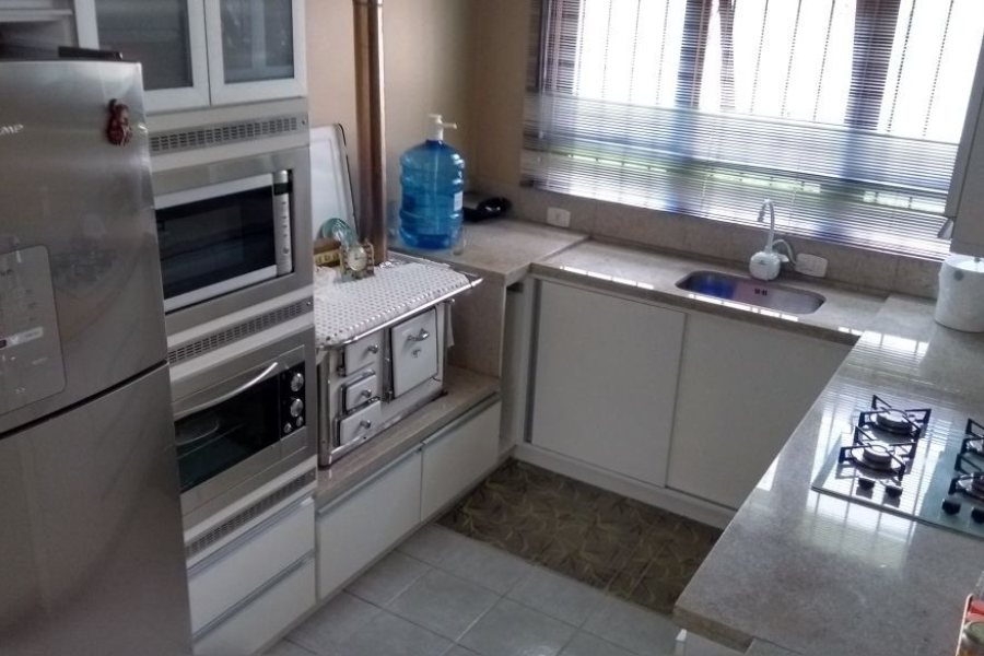Casa com 350m², 4 dormitórios, 2 vagas, no bairro Desvio Rizzo em Caxias do Sul para Comprar
