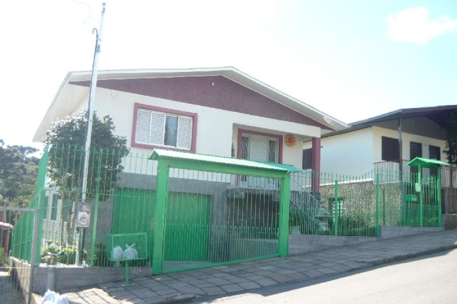 Casa com 234m², 3 dormitórios, 3 vagas, no bairro Serrano em Caxias do Sul para Comprar