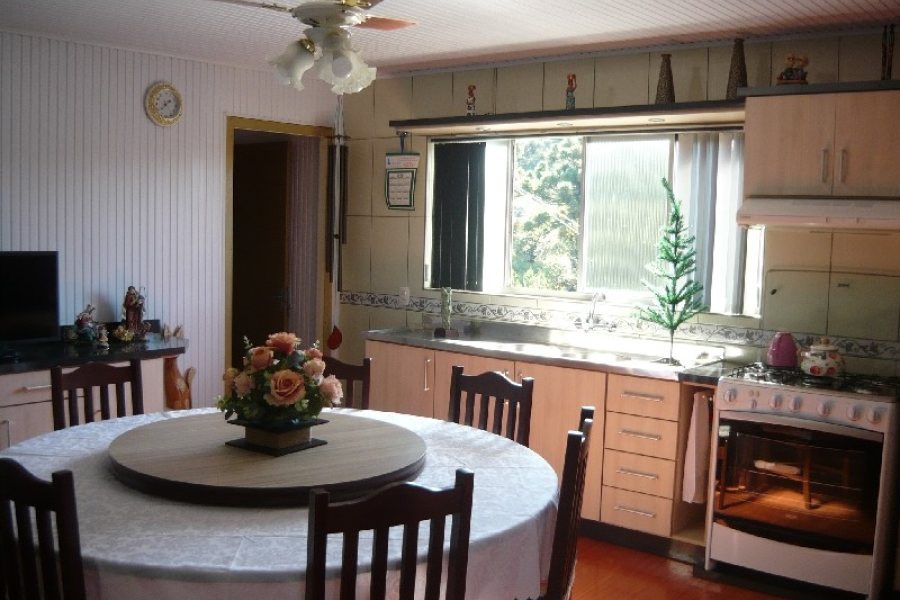 Casa com 234m², 3 dormitórios, 3 vagas, no bairro Serrano em Caxias do Sul para Comprar