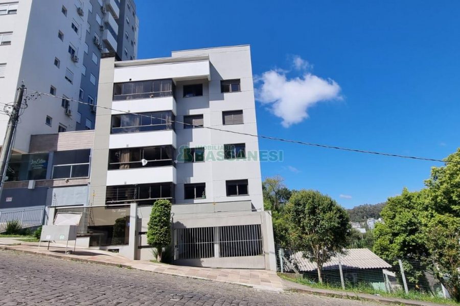 Apto Mobiliado com 61m², 2 dormitórios, 1 vaga, no bairro Vinhedos em Caxias do Sul para Comprar