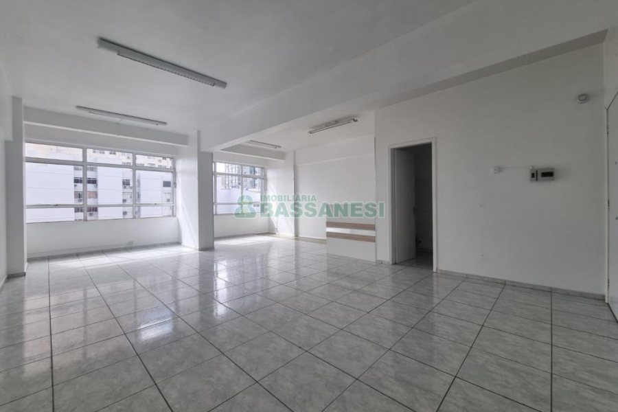 Sala com 53m², no bairro Centro em Caxias do Sul para Alugar ou Comprar