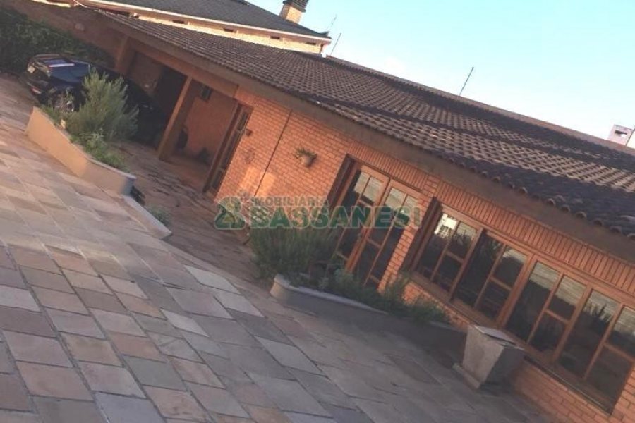 Casa com 445m², 5 dormitórios, no bairro Lourdes em Caxias do Sul para Alugar