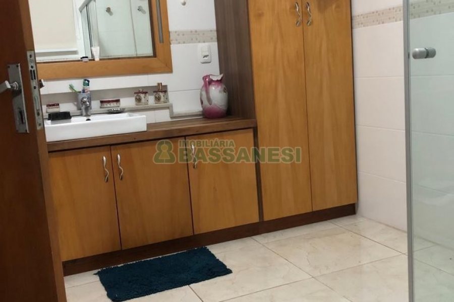 Casa com 445m², 5 dormitórios, no bairro Lourdes em Caxias do Sul para Alugar
