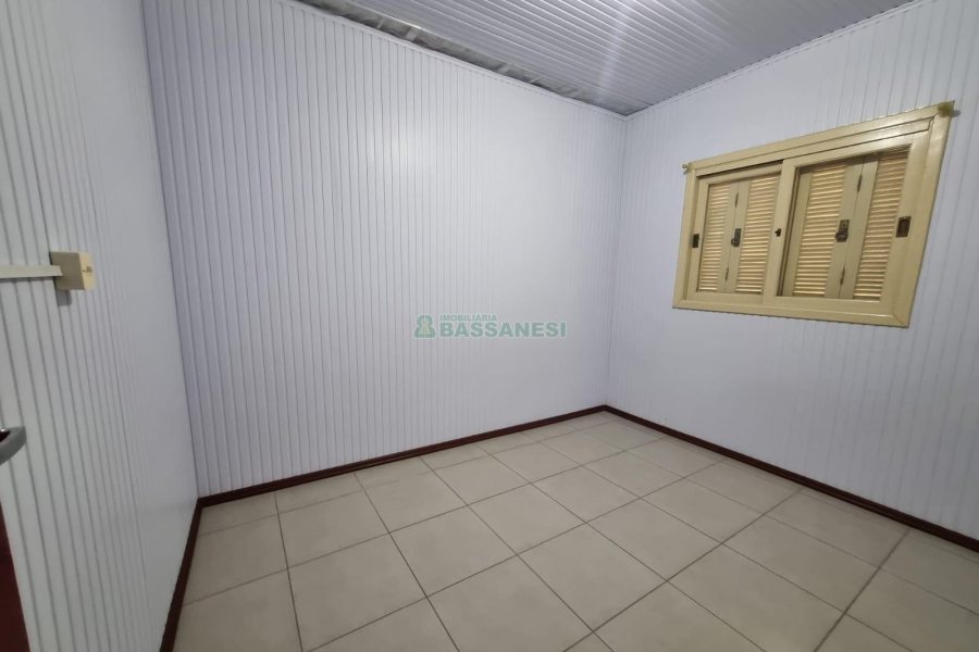 Casa com 80m², 3 dormitórios, 1 vaga, no bairro Universitário em Caxias do Sul para Alugar