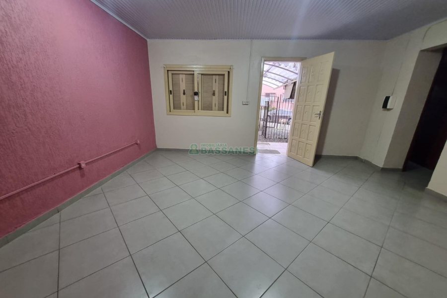 Casa com 80m², 3 dormitórios, 1 vaga, no bairro Universitário em Caxias do Sul para Alugar