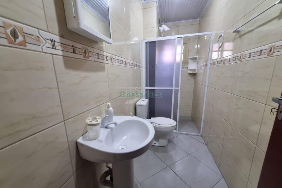 Casa com 80m², 3 dormitórios, 1 vaga, no bairro Universitário em Caxias do Sul para Alugar