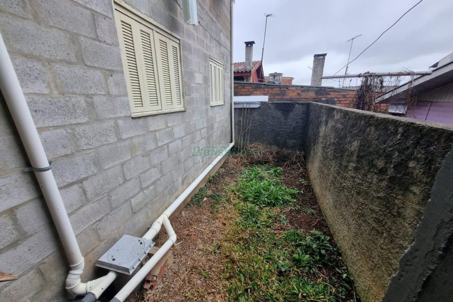 Casa com 80m², 3 dormitórios, 1 vaga, no bairro Universitário em Caxias do Sul para Alugar
